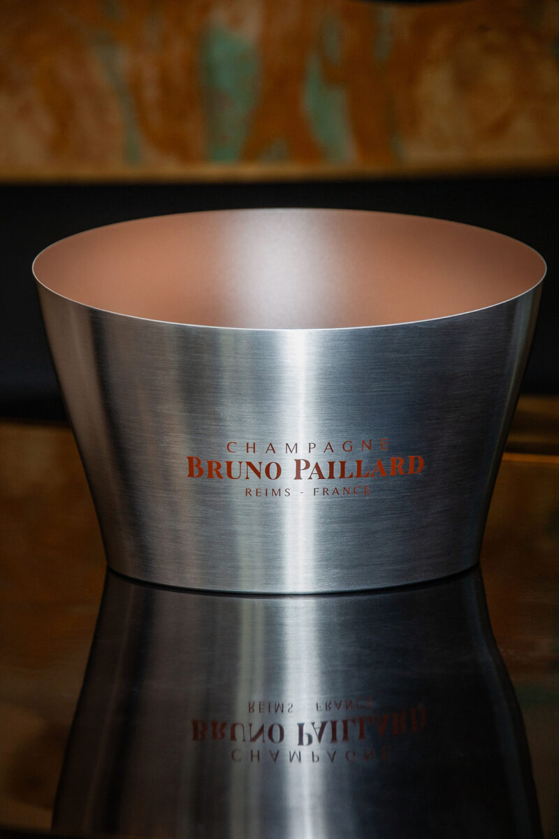 Harjatud metallist suur küüler Bruno Paillard